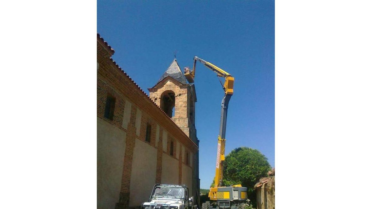 Una grúa ultima los trabajos en la torre