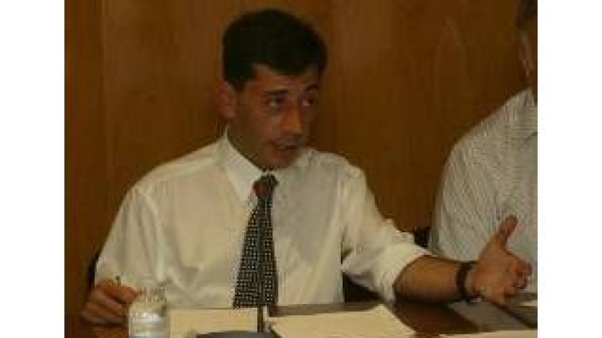 El portavoz del PP, Jaime González, condenó los actos vandálicos