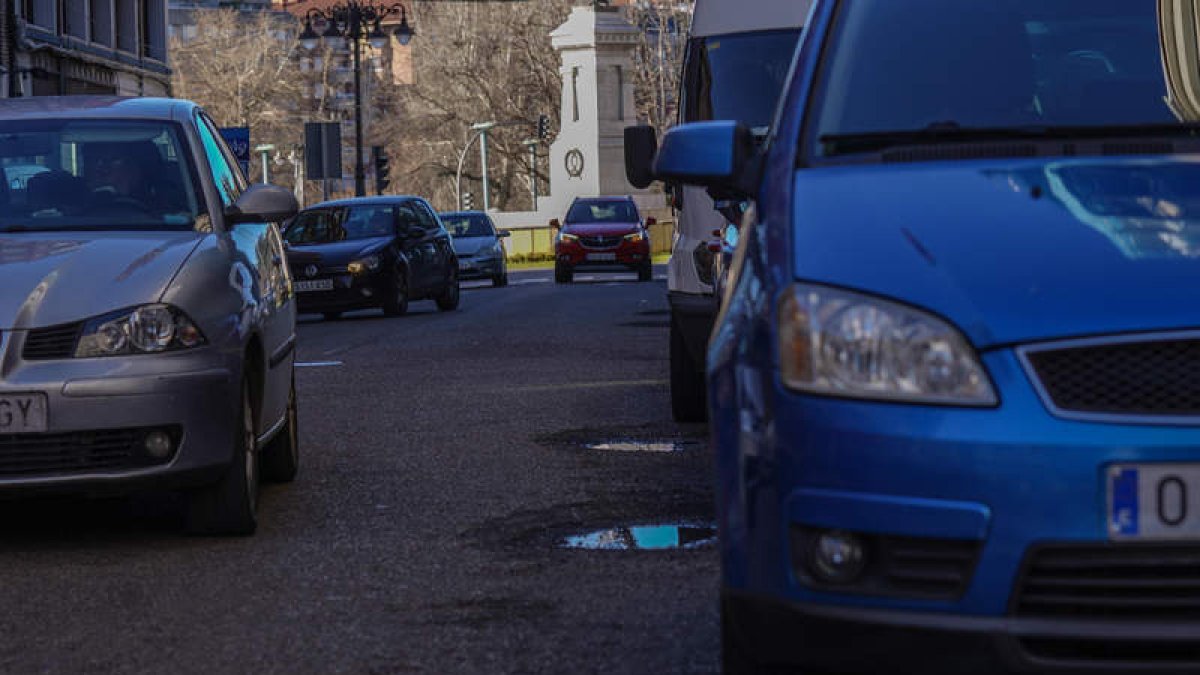 Los defectos del asfaltado, unidos a las lluvias, siembran de baches República Argentina. MIGUEL F. B.