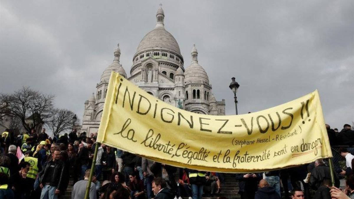Los chalecos amarillos frente a la Basílica del Sacre-Coeur de Montmartre en la decimonovena marcha en París.