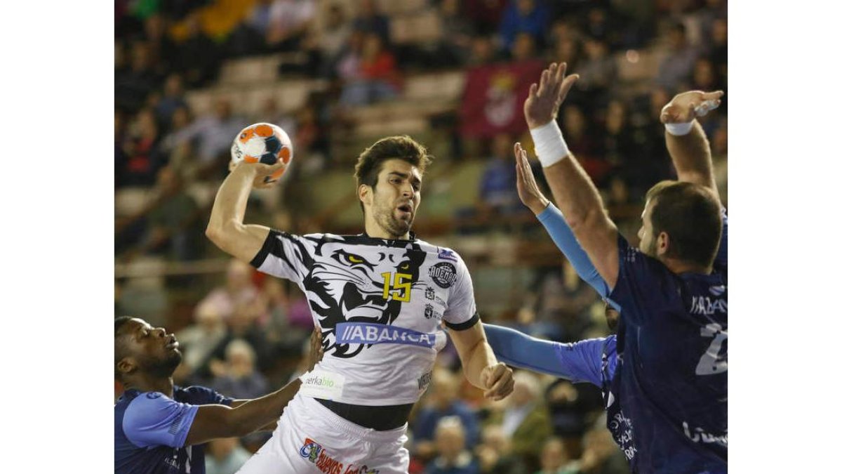Juanjo Fernández busca el lanzamiento durante el partido de ayer en el Palacio. JESÚS F. SALVADORES