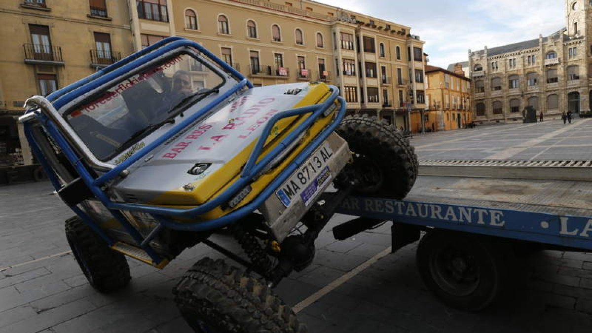 Raúl posa delante de la Catedral de León con el 4x4 con el que hace unos meses se proclamaba campeón nacional de Trial Fitness.