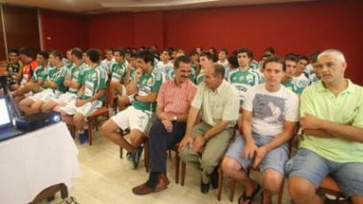 Los jugadores del Astorga durante la presentación de la plantilla.