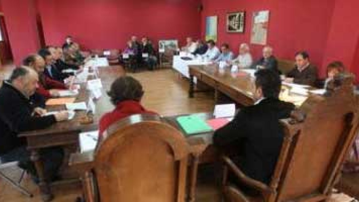 Reunión de los políticos y agentes sociales de la montaña oriental celebrada en Cistierna