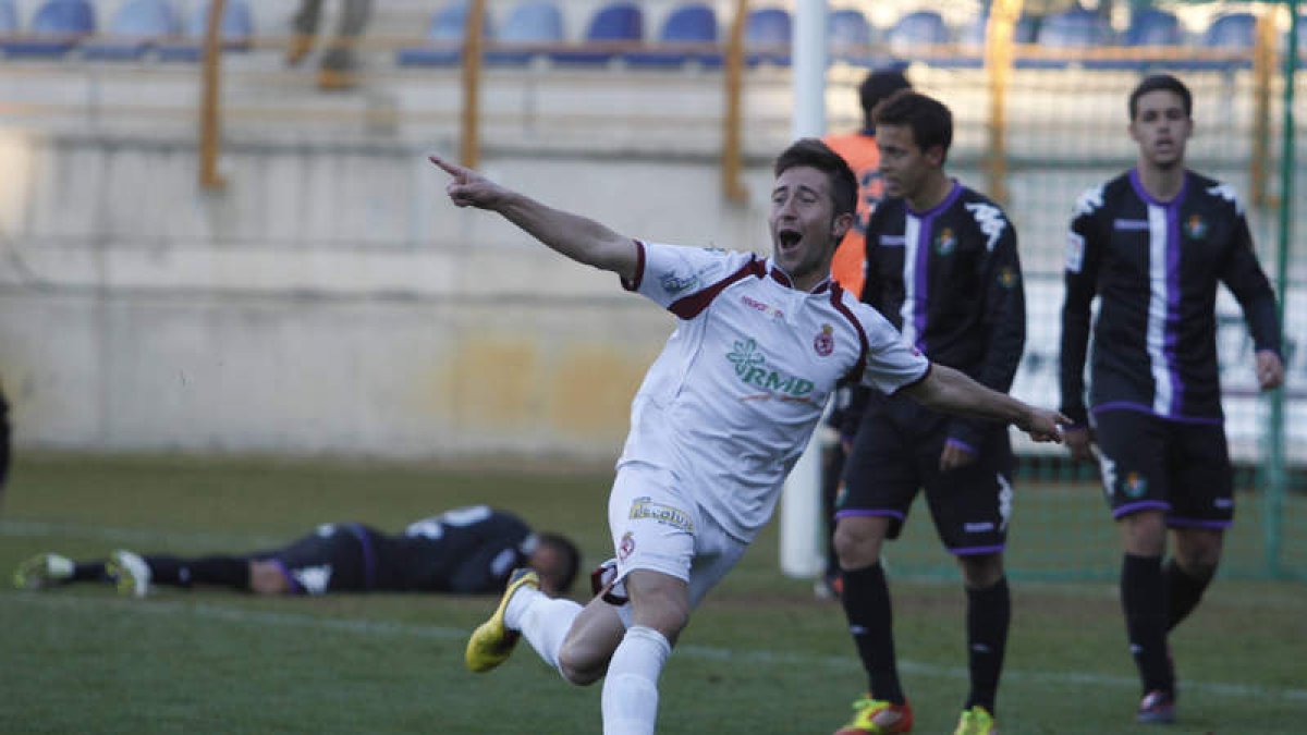 Jony Lomas celebra un gol marcado con la Cultural al Real Valladolid B durante el pasado campeonato de Liga.