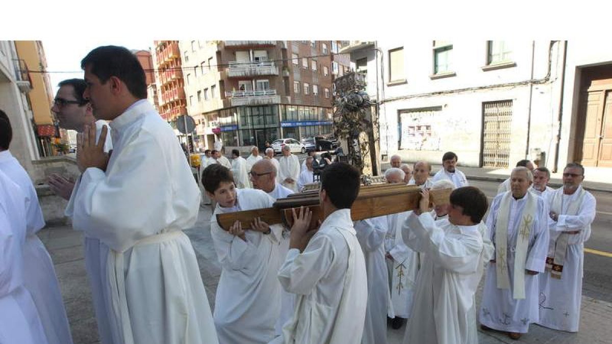 Un momento de la procesión de ayer en San Ignacio con la reliquia de San Juan de Ávila.