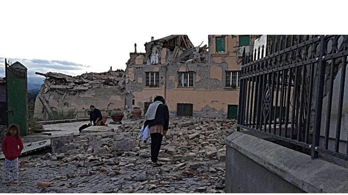 Viviendas afectadas en Amatrice (Italia) tras el terremoto de 6.2 de magnitud que ha sacudido hoy el centro de Italia.