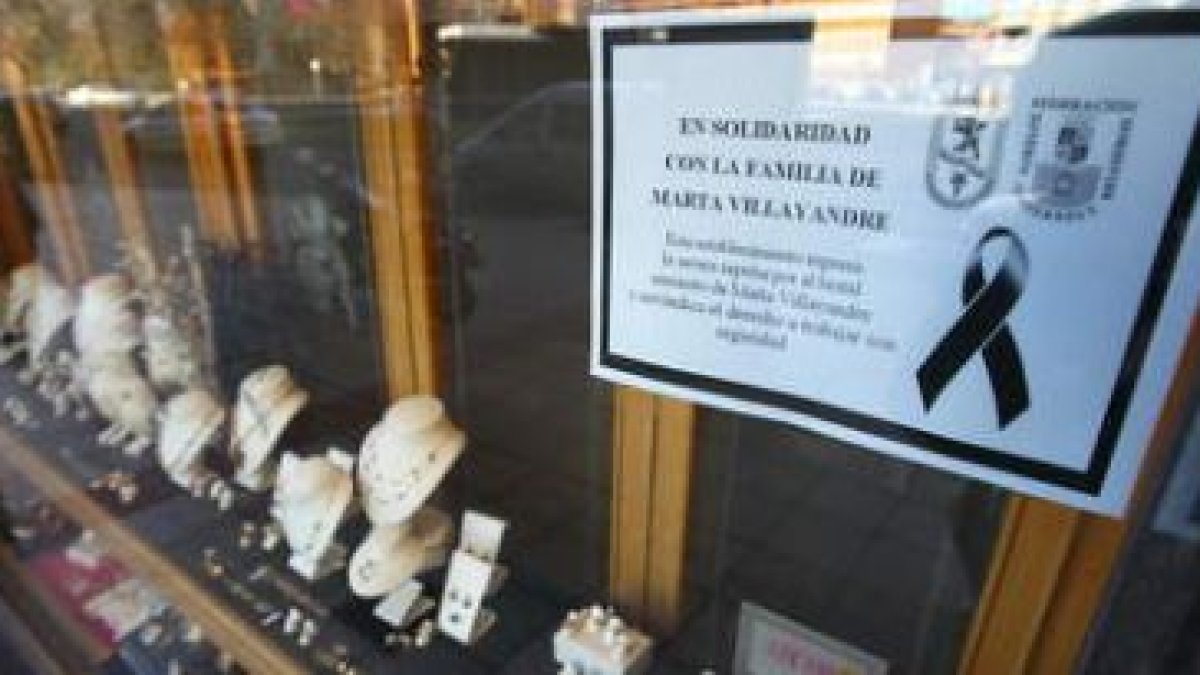El cartel en solidaridad con la familia de Marta Villayandre ha sido distribuido por la Asociación L