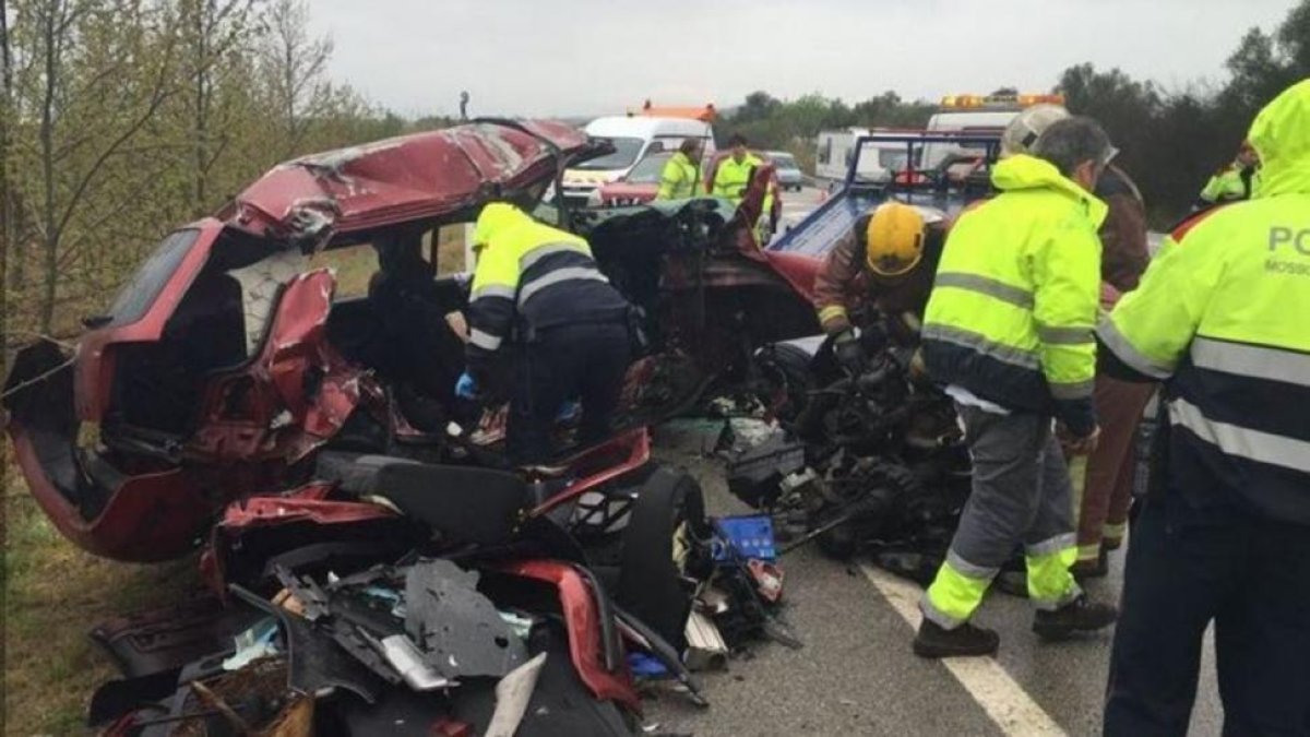 Agentes de los Mossos en el lugar del accidente.