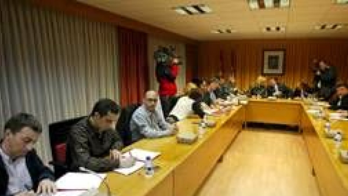Los representantes sindicales se reunieron ayer en Valladolid para firmar con la Junta