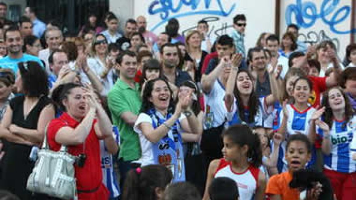 La gente se animó con la fiesta y la plaza adquirió color blanquiazul