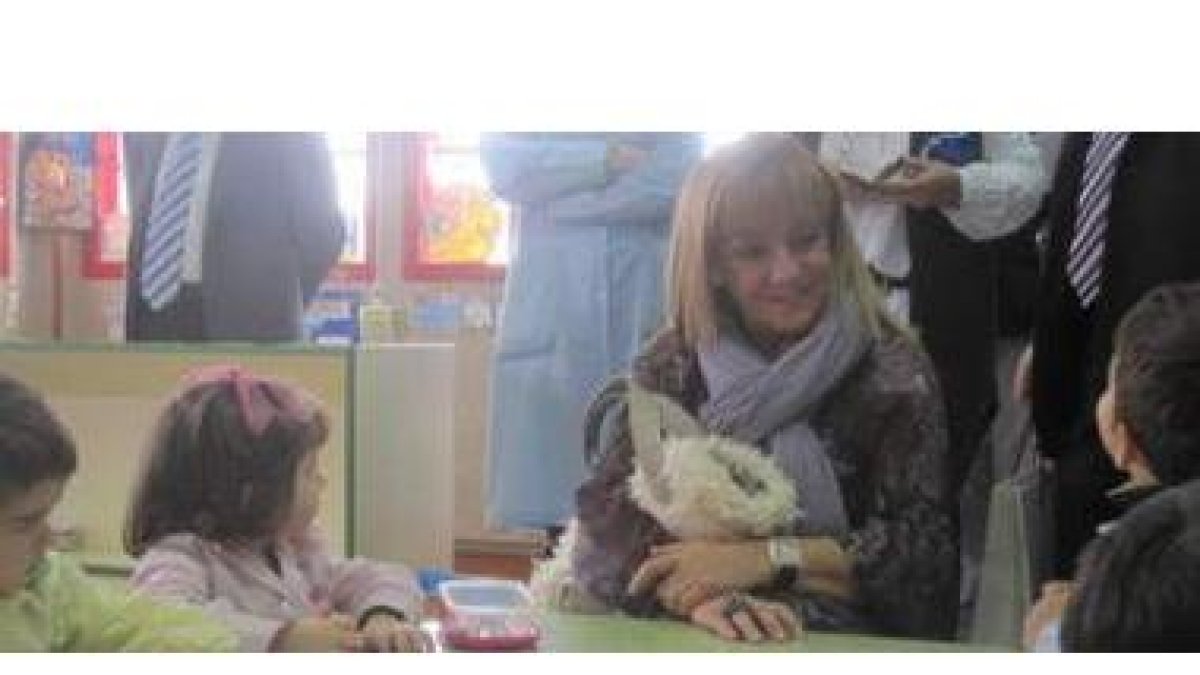 La presidentta de la Diputación, Isabel Carrasco, charla con los pequeños en un centro escolar del m