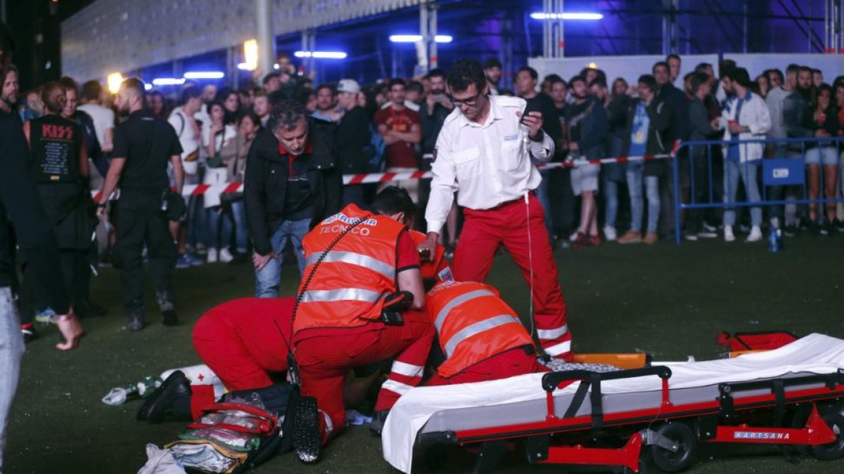 Servicios médicos intentan reanimar al acróbata accidentado en el festival Mad Cool de Madrid.