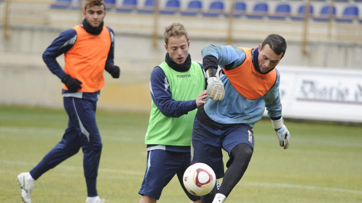 Albertín, junto a Calzado, en primer plano, podría ser hoy titular en el medio del campo.
