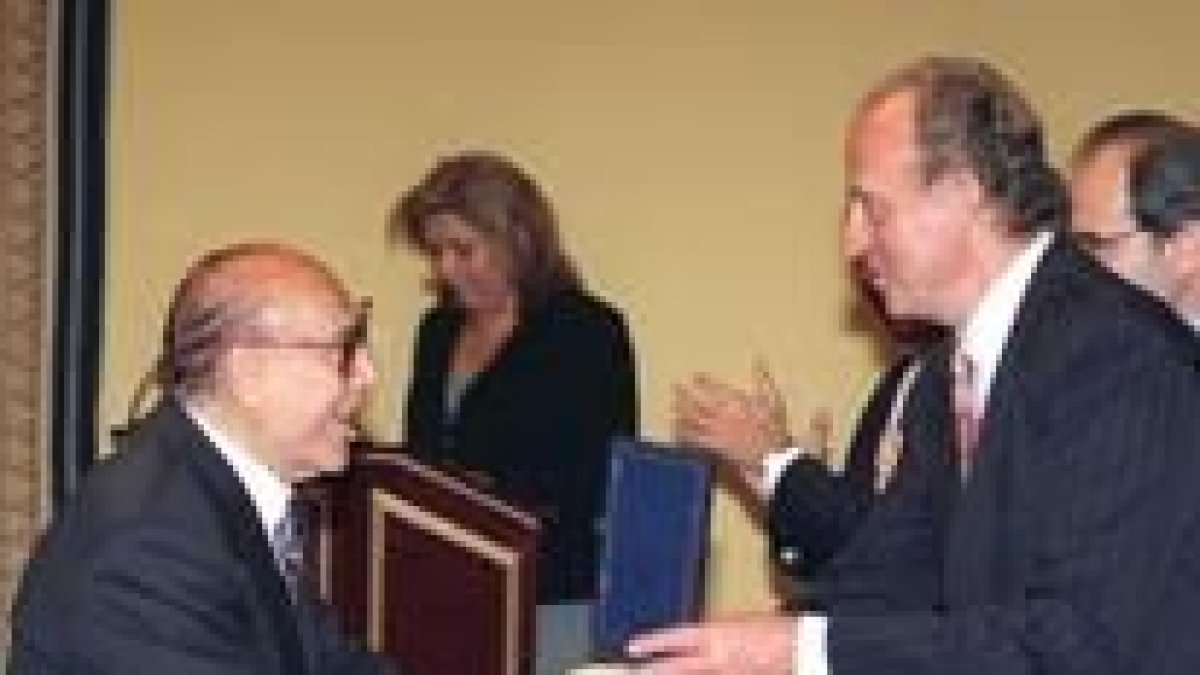 Francisco Escudero, recibiendo en 1997 de manos del Rey la Medalla al Mérito de las Bellas Artes