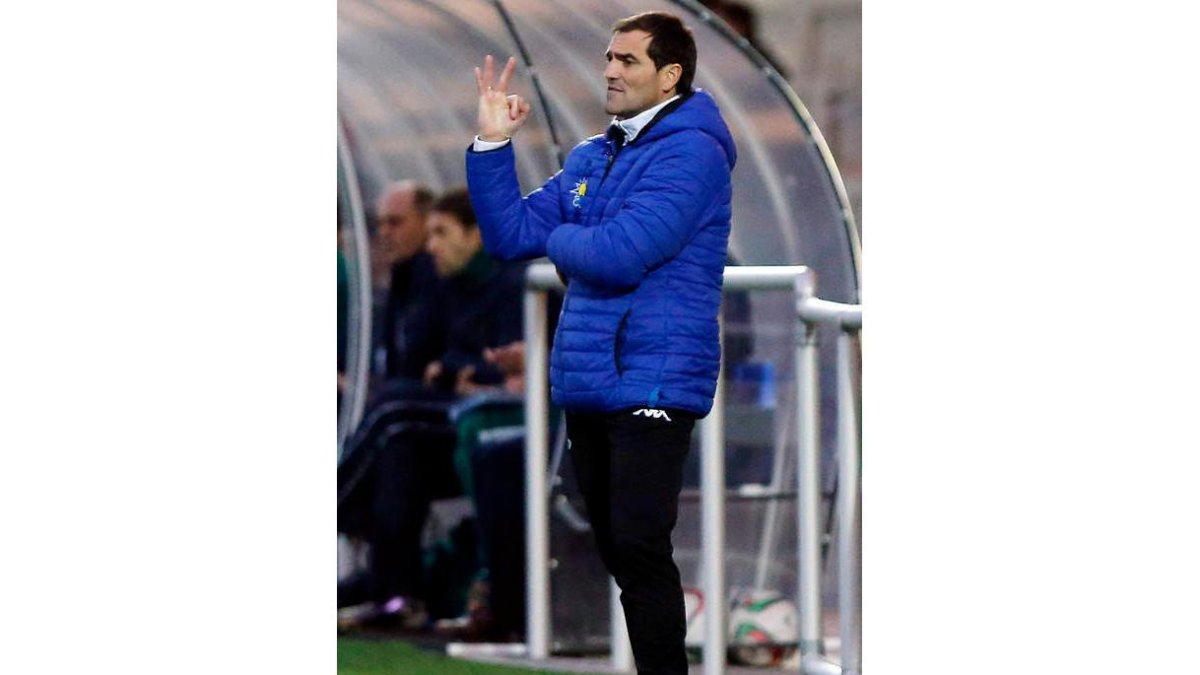 Paulino pide a sus jugadores tres puntos que pueden ser los de la salvación. MARCIANO PÉREZ