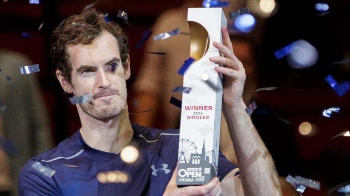 Andy Murray sostiene el trofeo del Abierto de Viena.