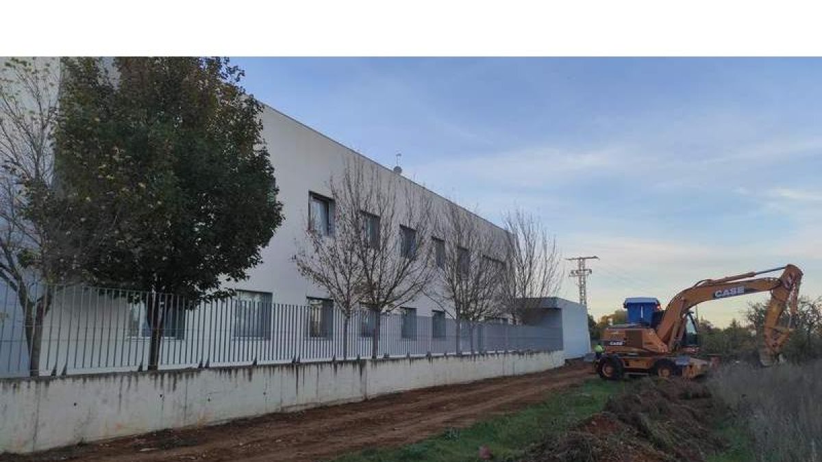 Las máquinas trabajan desde el martes en el nuevo helipuerto junto al Centro de Salud coyantino. DL