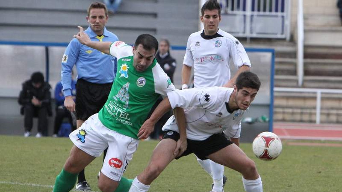 Aller, a la izquierda, pugna por hacerse con un balón que protege un jugador charro.