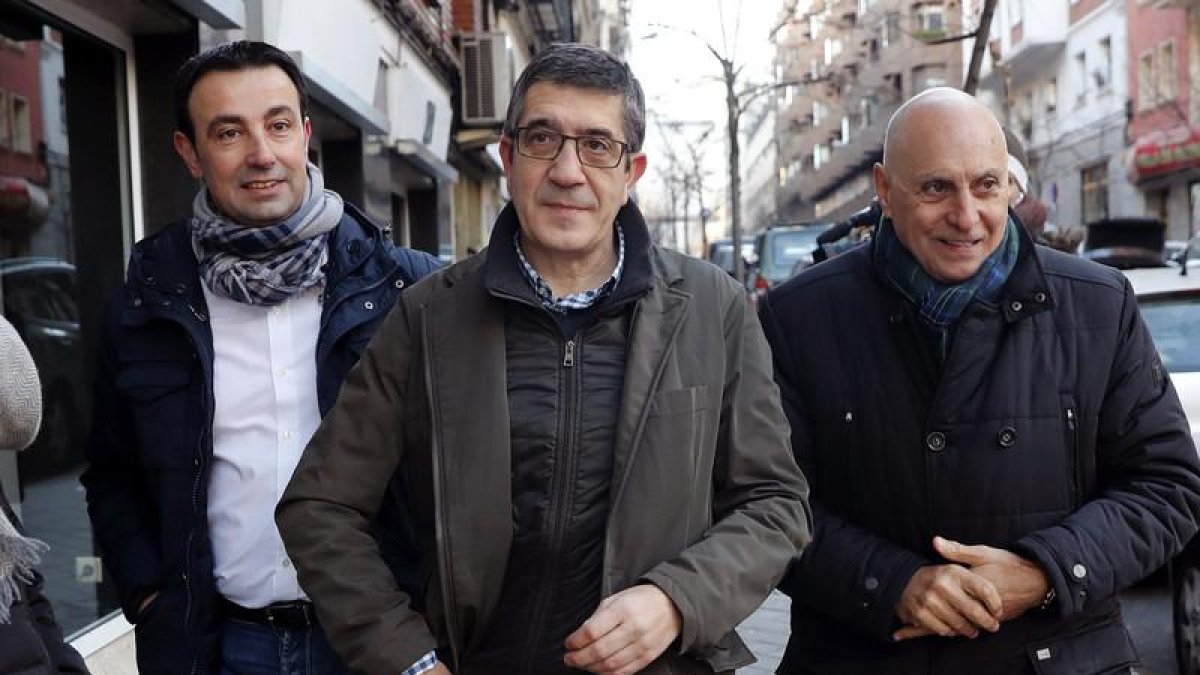 El exlendakari Patxi López a su llegada al comité federal celebrado ayer en la sede de Ferraz. CHEMA MOYA