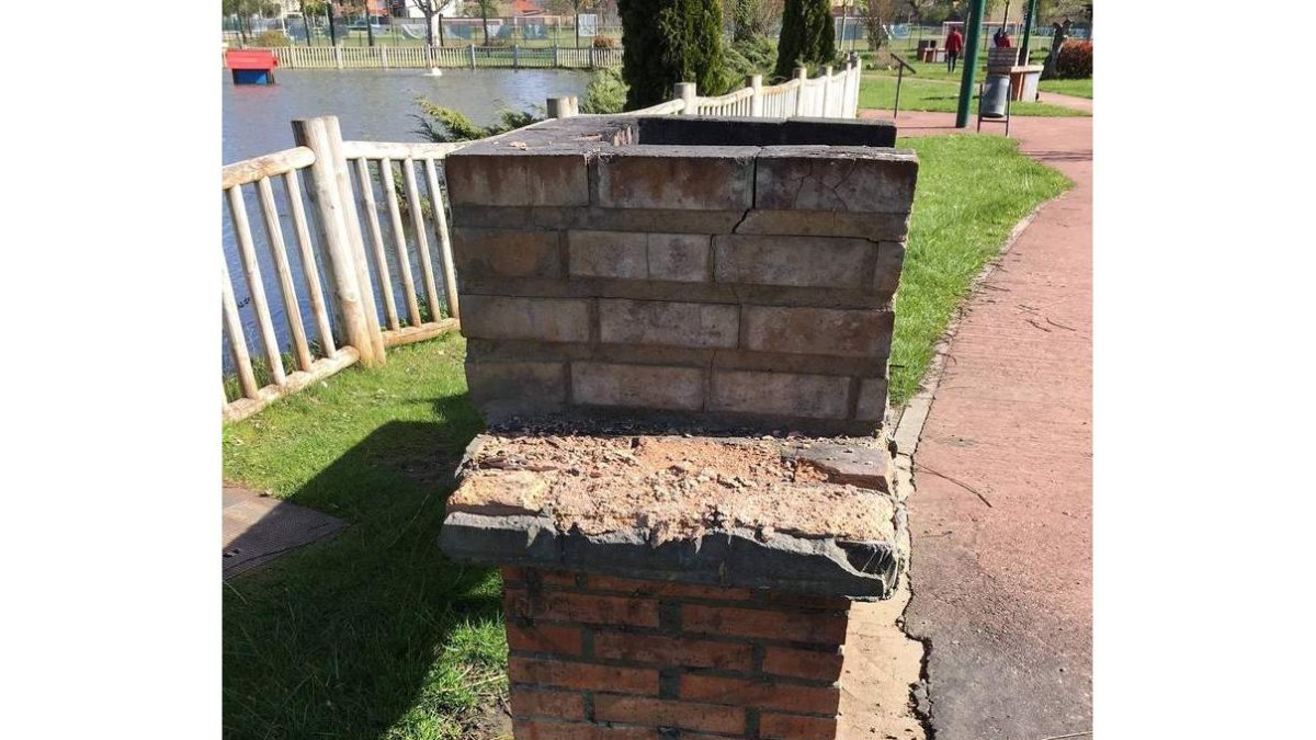 El PP comprobó ayer el estado de las barbacoas del parque. DL