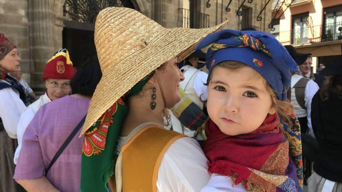 El publico asistente también se viste con ropa de época. DL