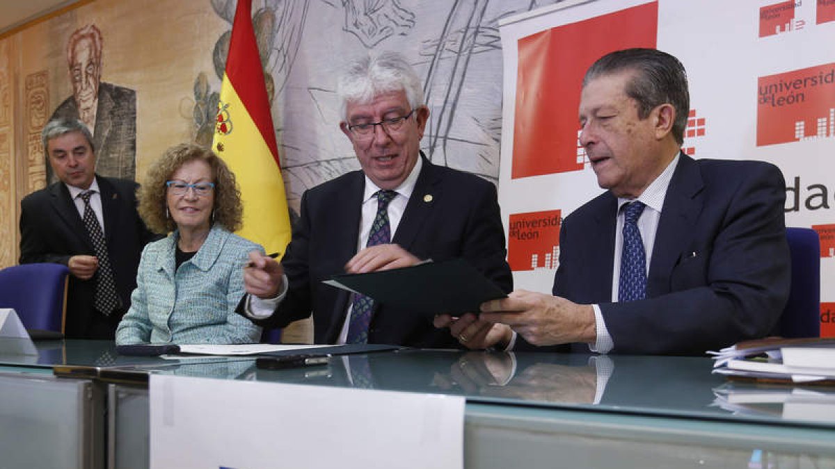 Panizo, María Novo, José Ángel Hermida y Federico Mayor Zaragoza, ayer en la firma en León de la Carta de la Tierra.