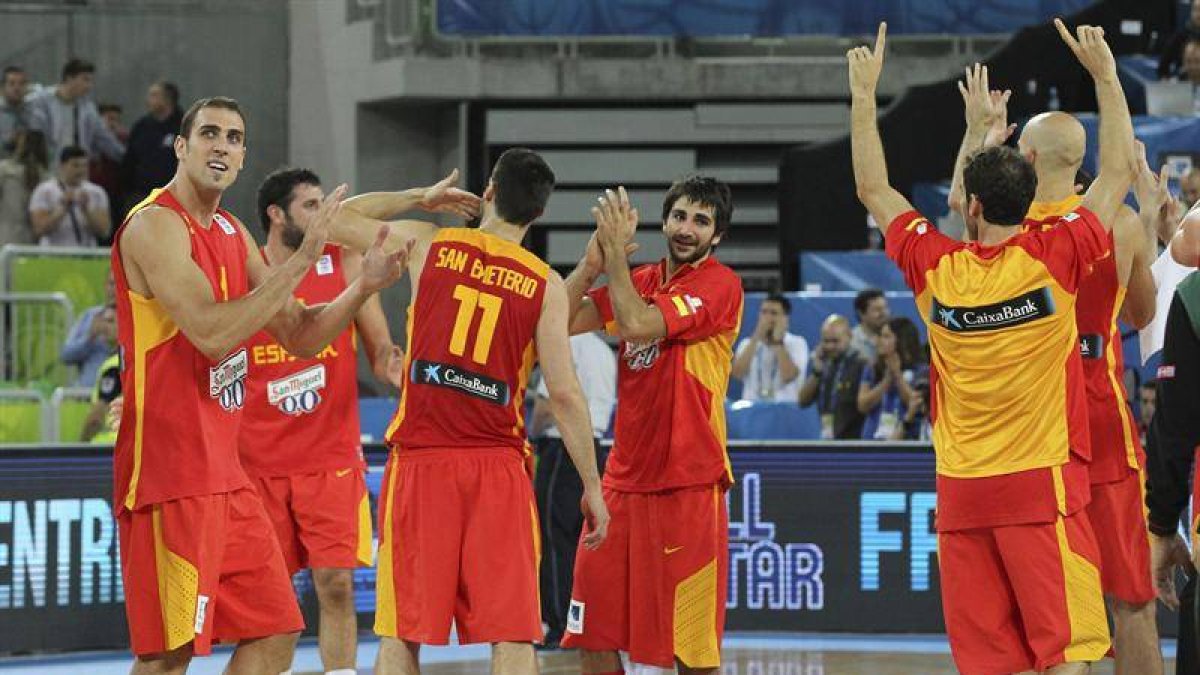 Los jugadores de la selección española de baloncesto celebran la victoria conseguida ante Serbia en el partido de cuartos de final disputado en el Stozice Arena de Ljubljana, Eslovenia.