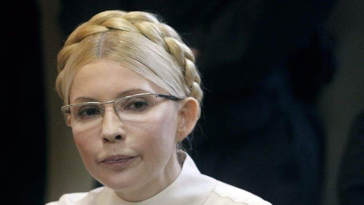 Foto de archivo del 4 de julio de 2011 que muestra a la exprimera ministra y líder opositora de Ucrania, Yulia Timoshenko, durante una jornada de su juicio en Kiev, Ucrania.