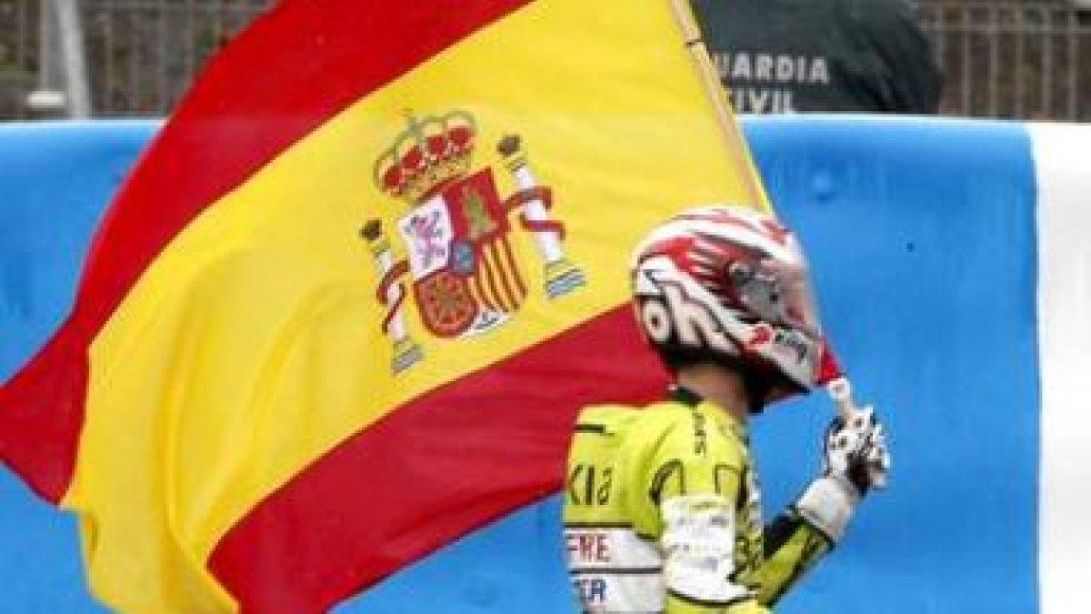 Nico Terol celebra su victoria en 125cc.