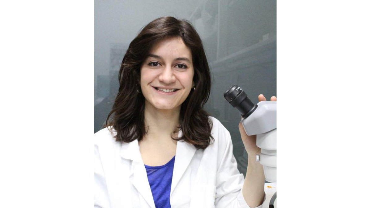 La investigadora leonesa, a la izquierda, durante una jornada de trabajo.