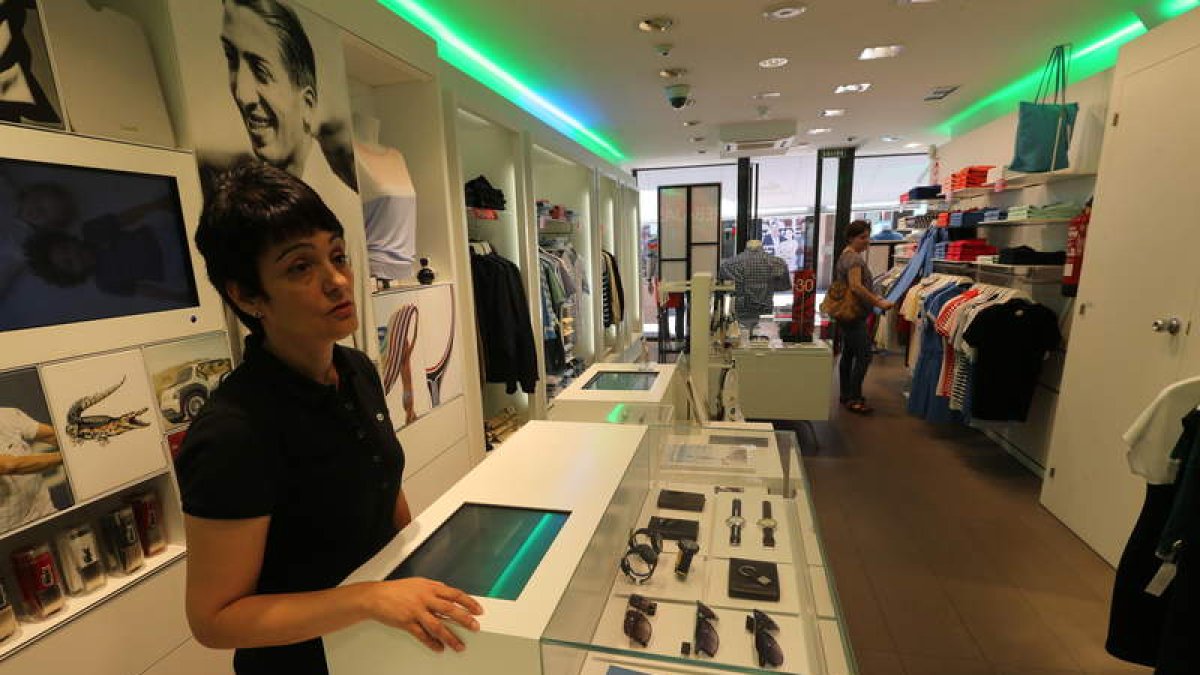 Amparo García, ayer en la tienda oficial de Lacoste que regenta en la calle del Cristo.