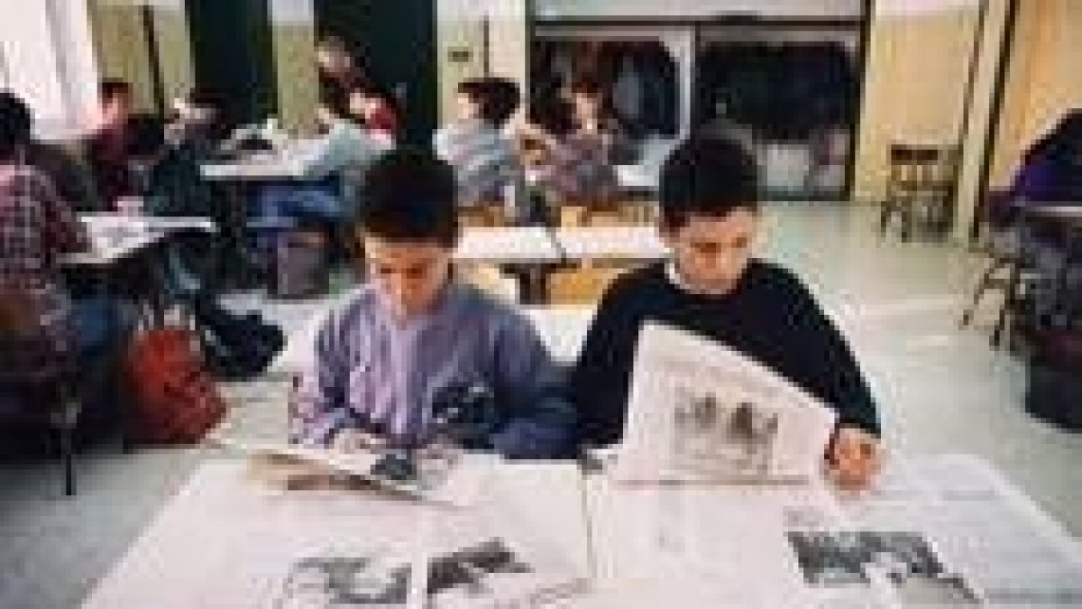 Los niños recortan conceptos clave en la escuela y aplican las técnicas de la línea y el pulpo