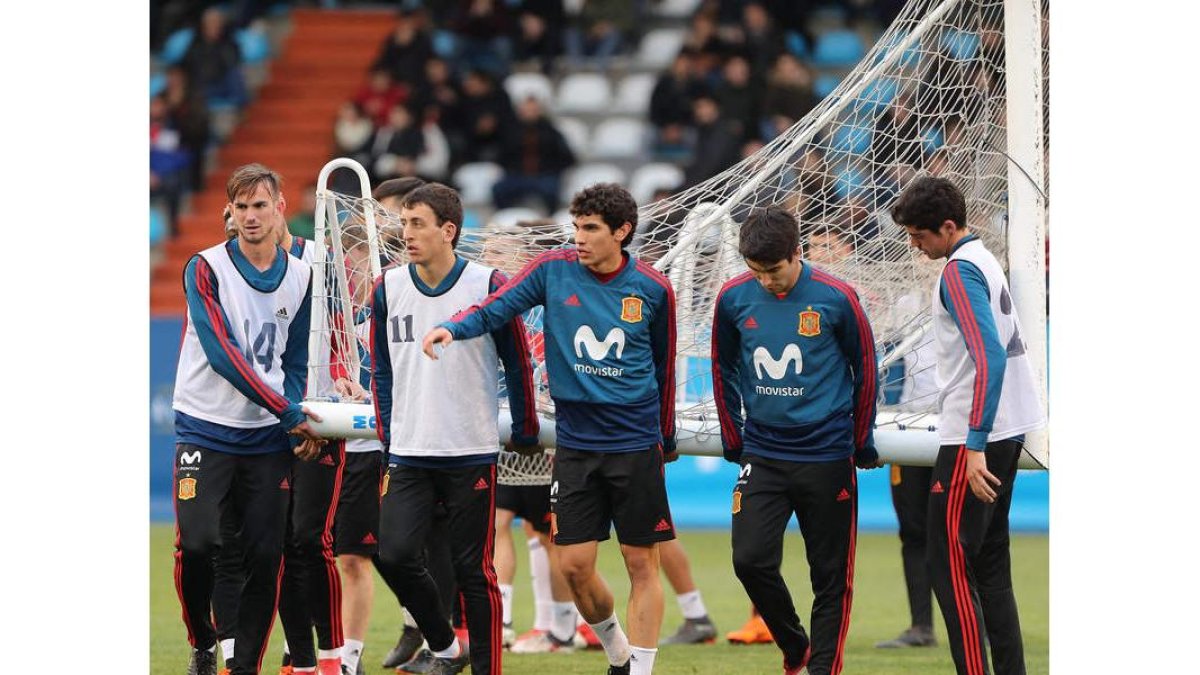 La selección española sub-21 se ejercitó ayer en El Toralín ante unos 700 espectadores.