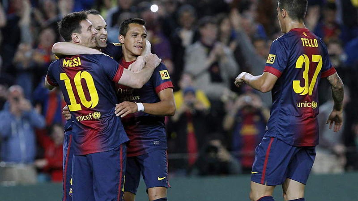 Iniesta, Alexis y Tello felicitan al argentino Leo Messi tras marcar el cuarto gol ante el Real Betis.