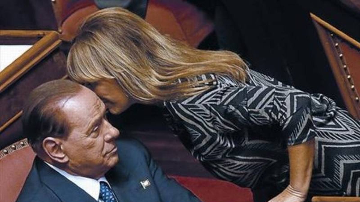 Silvio Berlusconi escucha atento a la senadora Alessandra Mussolini, el miércoles en el Senado.
