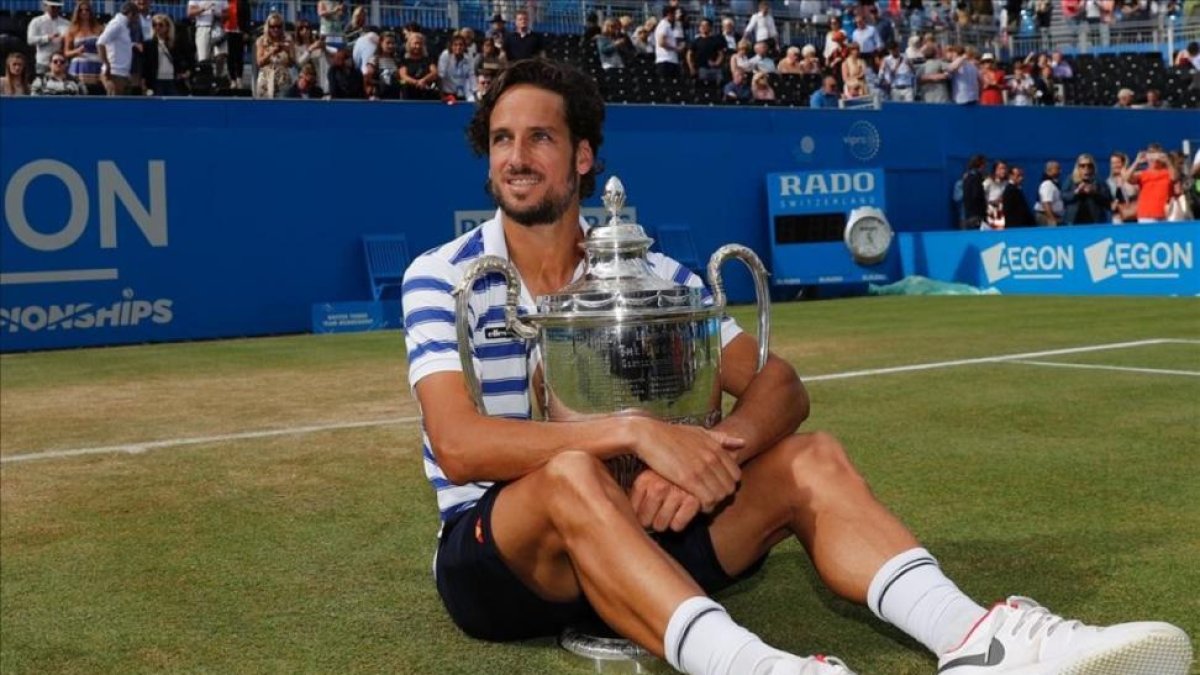 Feliciano López posa con su mejor trofeo.