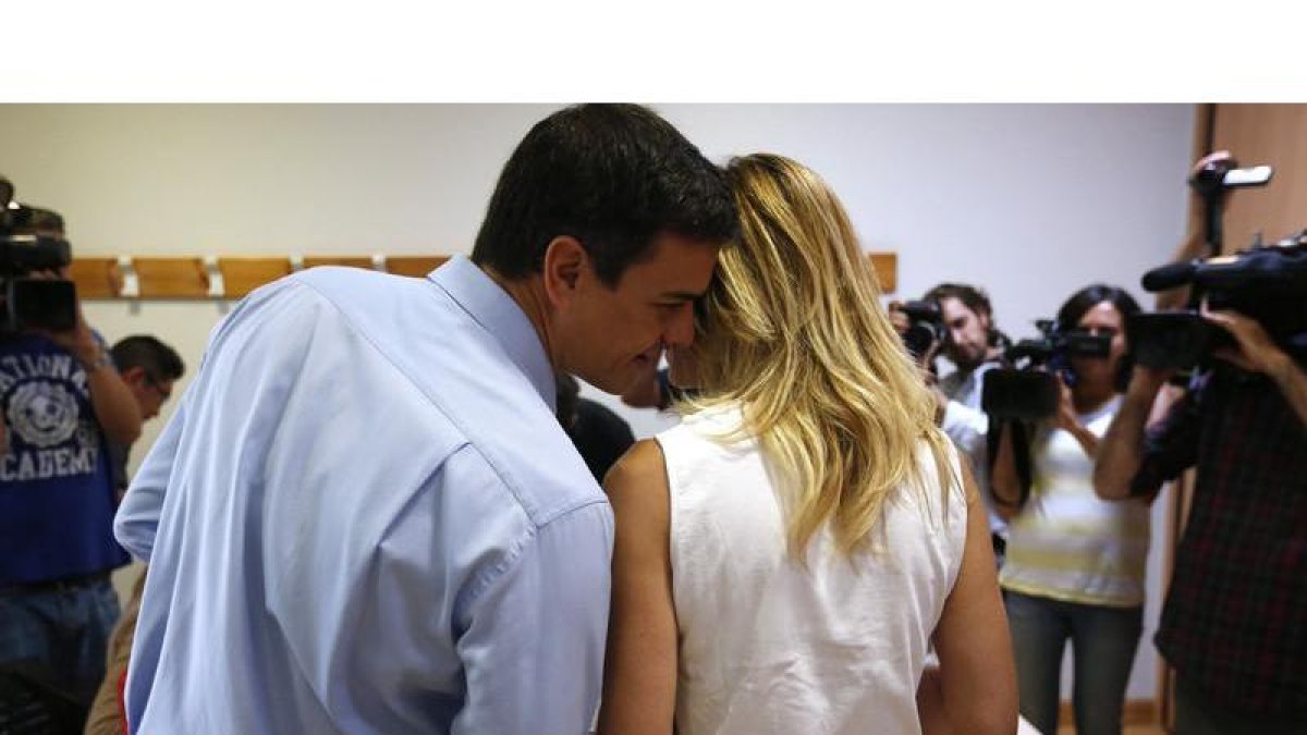 Pedro Sánchez hace una confidencias a su esposa, Begoña Gómez, en una jornada electoral.