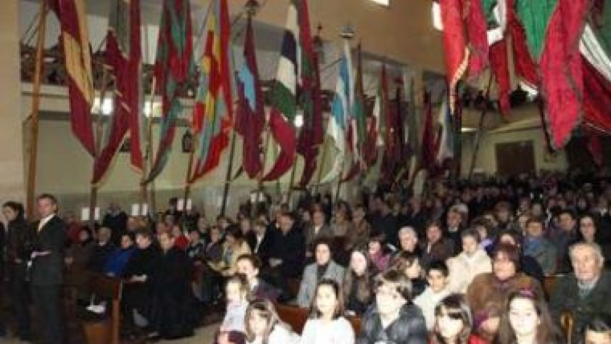 Niños y mayores de la comarca de Cistierna abarrotaron la iglesia de Cristo Rey.