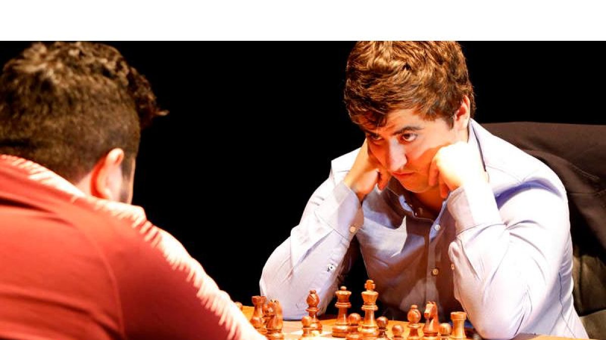 Jaime Santos se muestra muy atento a su rival Parham Maghsoodloo en un lance de la segunda semifinal del Magistral. MARCIANO PÉREZ