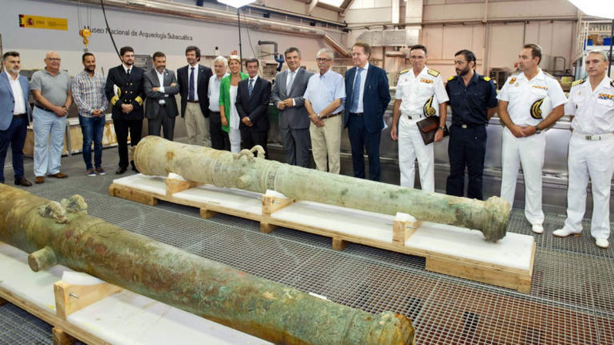 Autoridades civiles y militares ante dos culebrinas (cañones) de finales del siglo XVI. JOSÉABEDELEJO