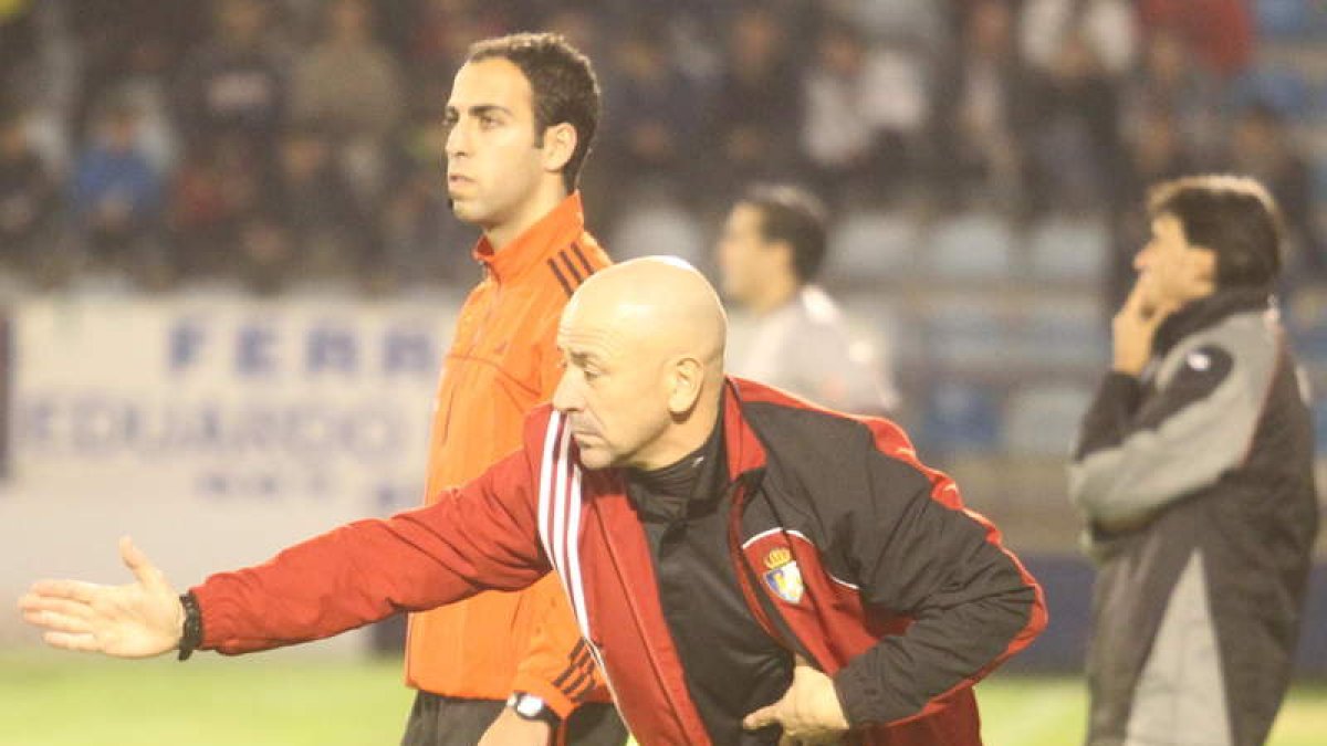 Claudio, que corrige la posición de su equipo sobre el terreno de juego, acabó ganándole la partida a Gustavo Siviero gracias al tanto marcado por Urko Vera.