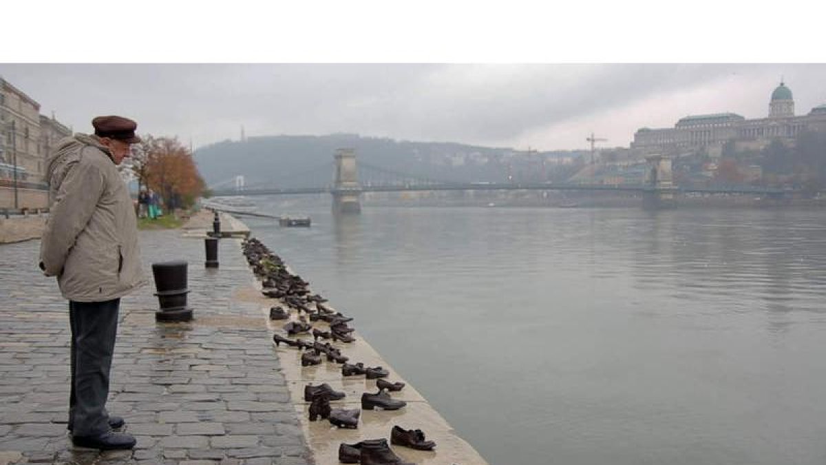 Un hombre contempla los zapatos más emotivos en Budapest, a orillas del Danubio, obra de Gyula Pauer y Can Togay, homenaje a las víctimas del holocausto.