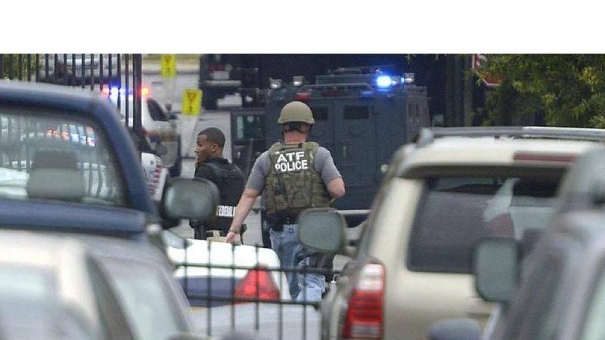 Agentes de policía a las afueras del cuartel de la Marina estadounidense donde se ha producido el tiroteo, este lunes.