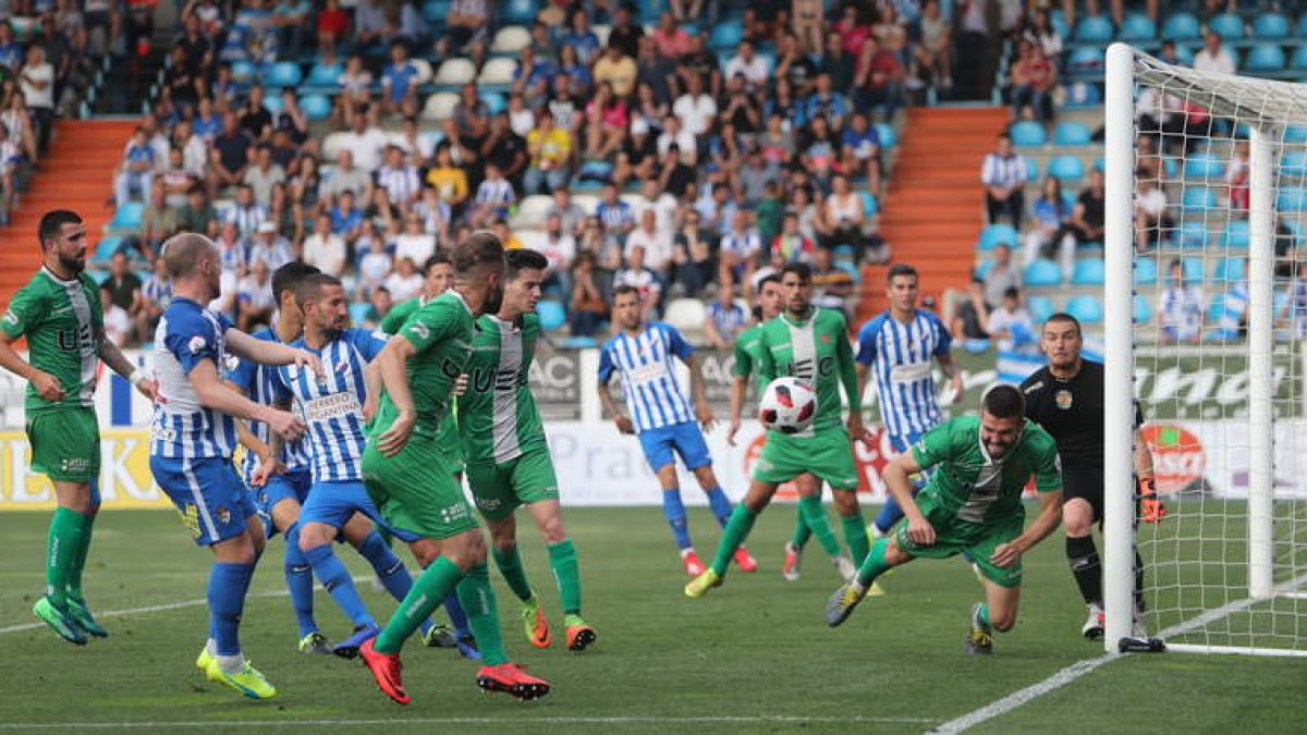 La Deportiva se mostró muy superior a un Cornellà que encajó los tres goles de la eliminatoria frente a los bercianos a balón parado. ANA F. BARREDO