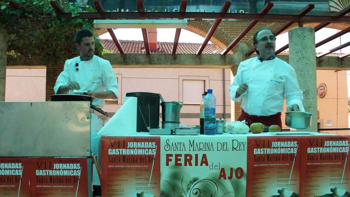 Los cocineros del restaurante Serrano, ayer.