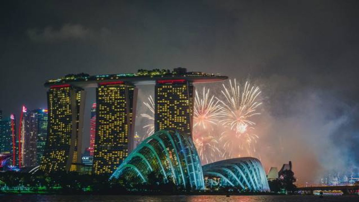 El cielo y la bahía de Singapur durante la celebración de la independencia este domingo.