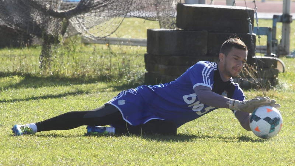 El rumano Dinu Moldovan será la gran novedad en el once de la Deportiva para recibir al Real Madrid Castilla.