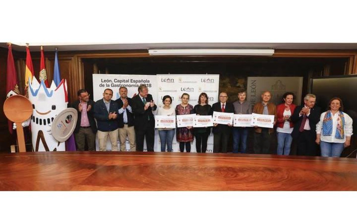 El alcalde repartió lo recaudado en la Récord Guinness de corte de cecina.