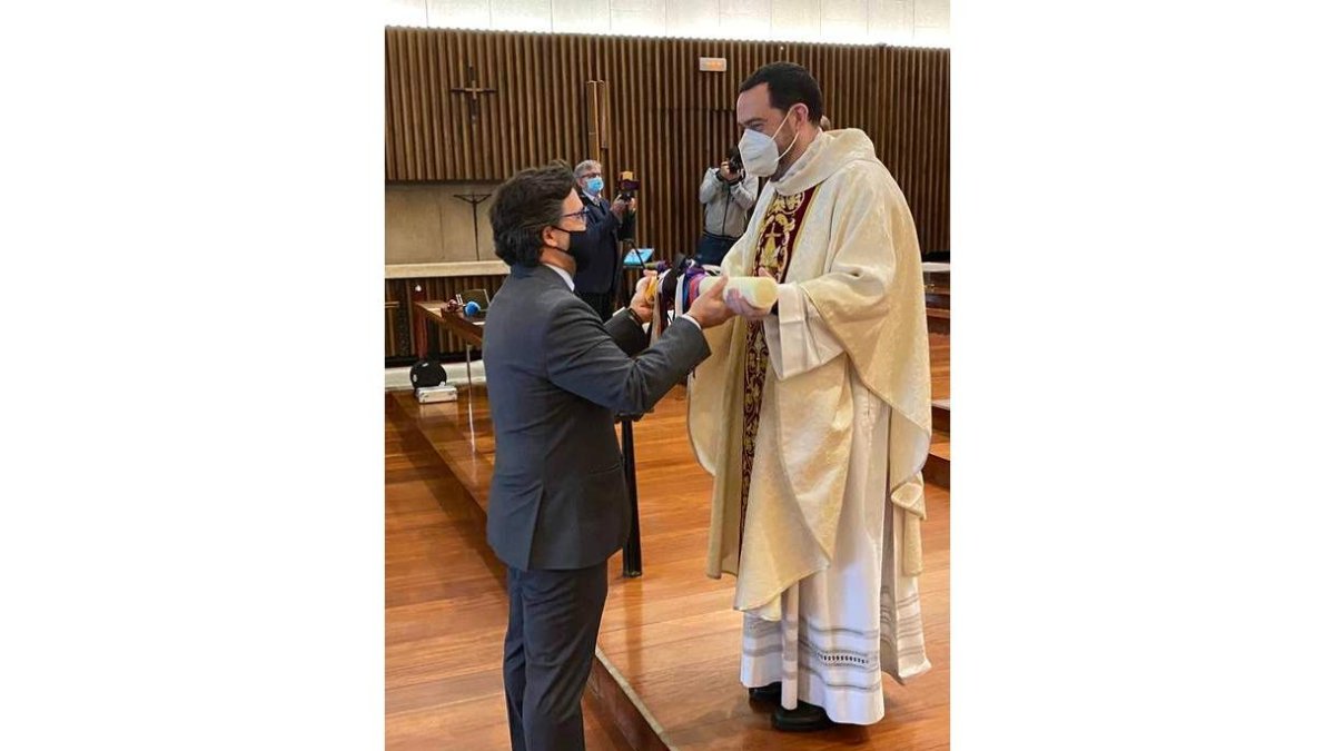 Fernández entrega el cirio de  las cofradías a Manuel Fláker. M.A.Z.